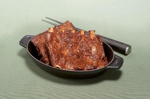 Travers de porc cuit sauce barbecue