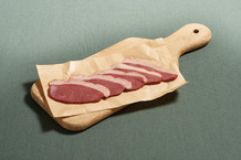 Magret de canard fumé à froid tranché