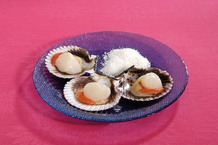 Noix de Saint-Jacques avec corail en demi-coquille