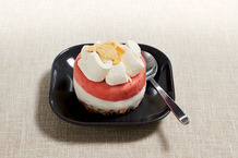 Vacherin sorbet fraise et ses noisettes caramélisées
